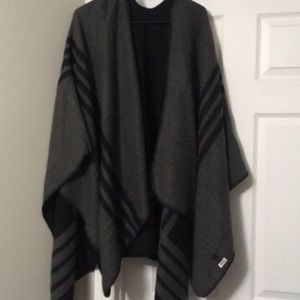 Women’s reversible shawl